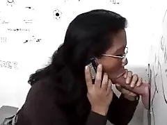 Gloryhole дар ҳоҷатхона барои азиаточка