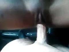 Баркамол Осиеи ҳамгаро дар мошин