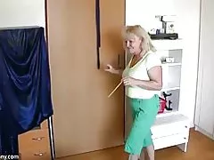 Oldnanny plump баркамол кӯҳна баркамол мебозад бо киской
